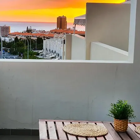 4-bedroom Corales With Jacuzzi, Garden, Close To Everything Villa Los Cristianos (Tenerife)